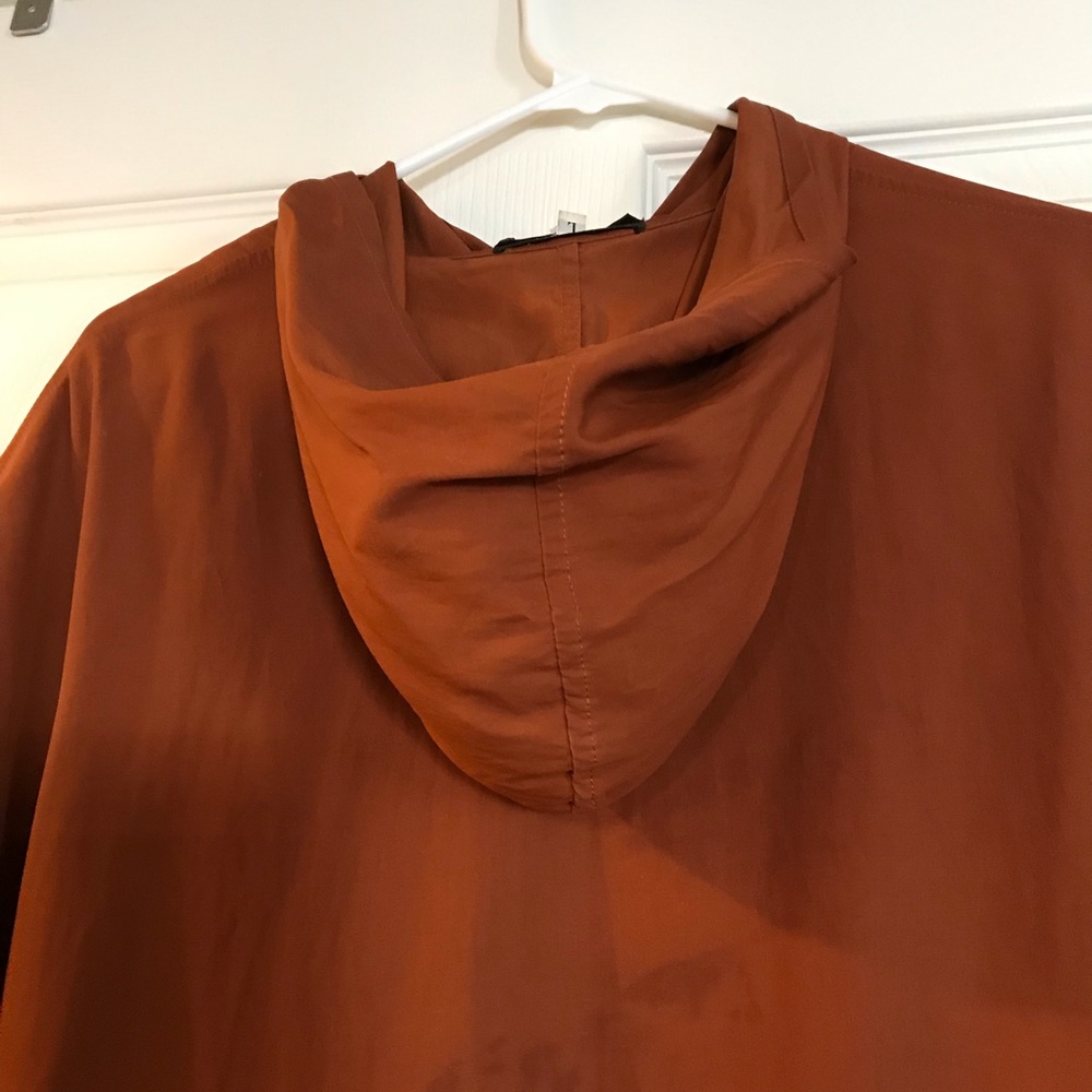 Rust coloured cape. - Picture 3 of 8